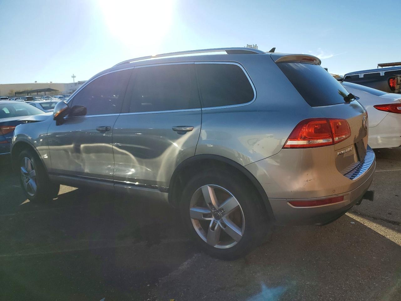 2011 VOLKSWAGEN TOUAREG HYBRID photo 2