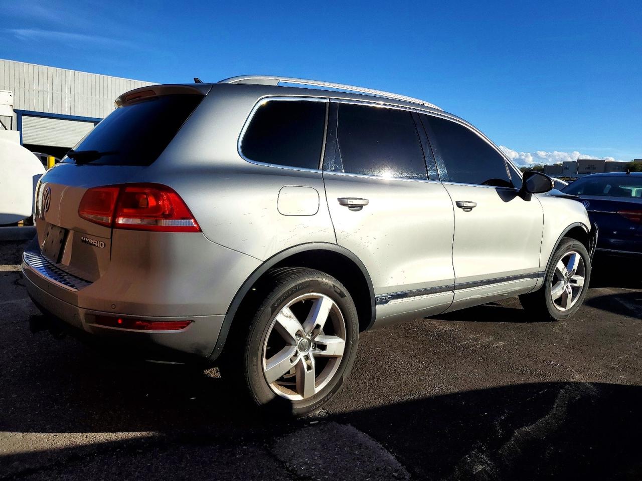2011 VOLKSWAGEN TOUAREG HYBRID photo 3