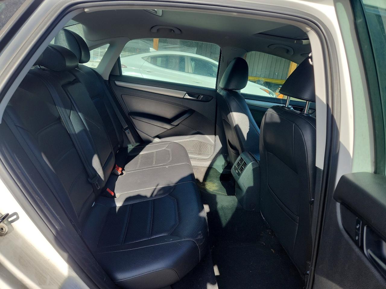 2014 VOLKSWAGEN PASSAT SE photo 10