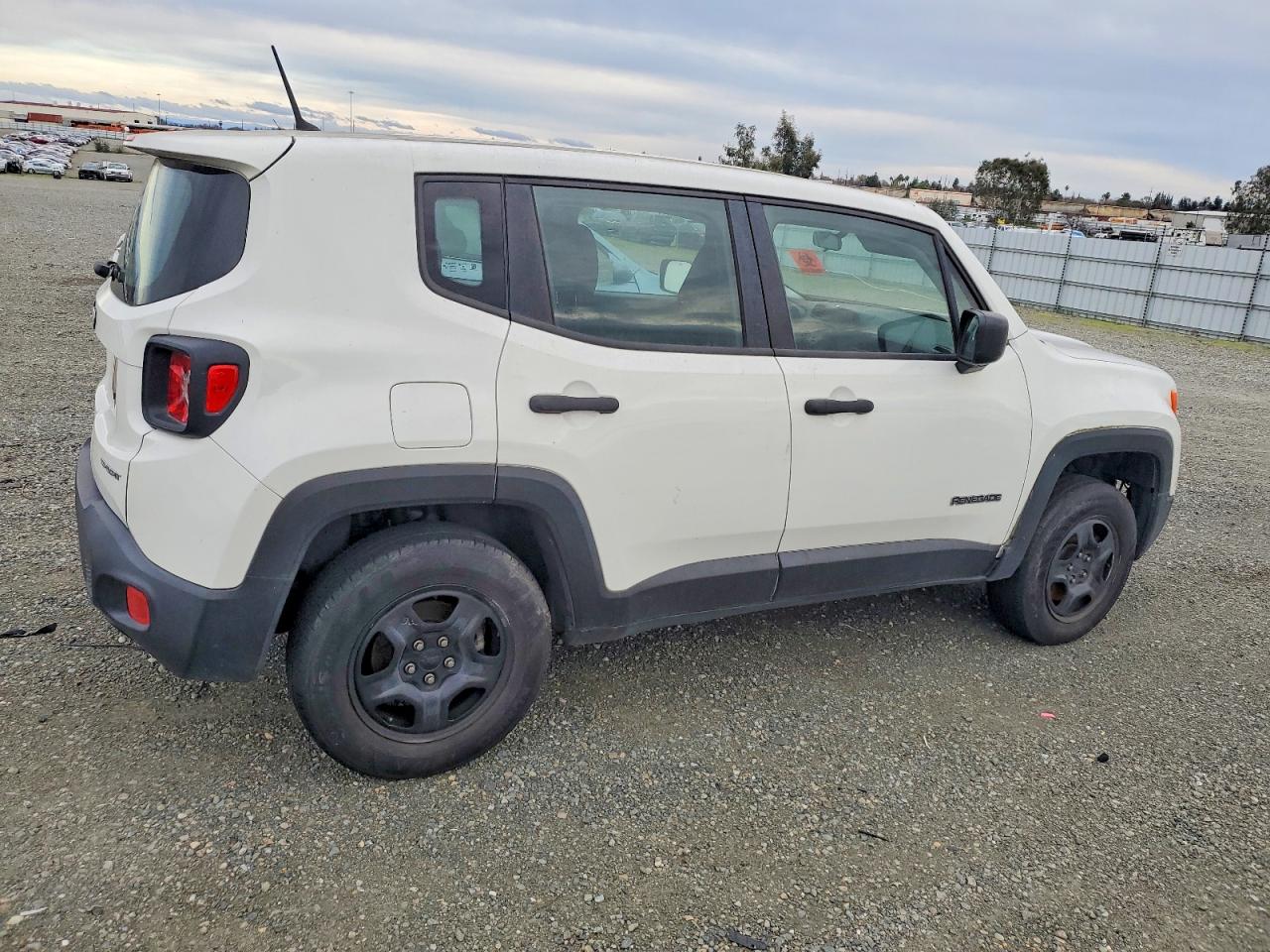 2017 JEEP RENEGADE SPORT photo 3