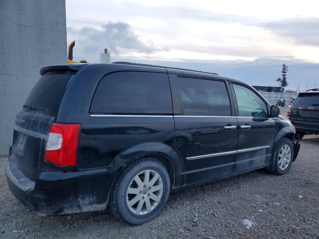 2015 CHRYSLER TOWN & COUNTRY TOURING photo 5