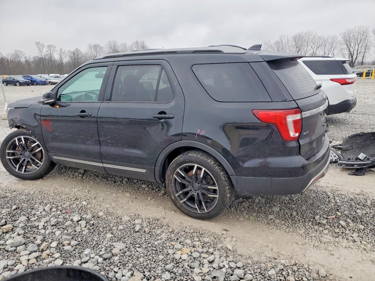 2017 FORD EXPLORER XLT photo 2
