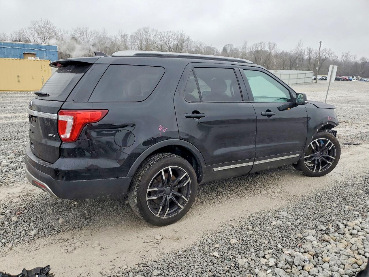 2017 FORD EXPLORER XLT photo 3