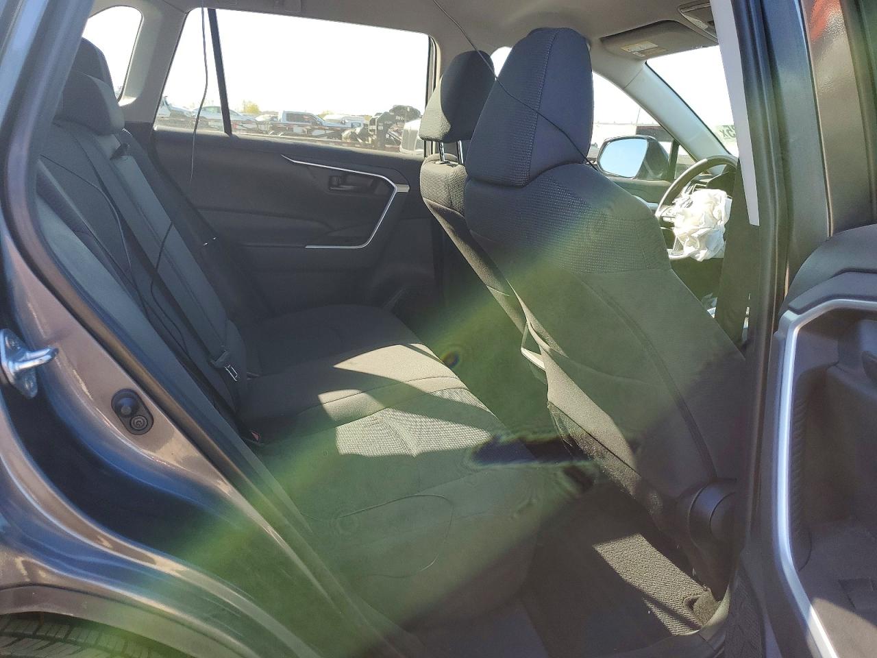 2021 TOYOTA RAV4 LE photo 10