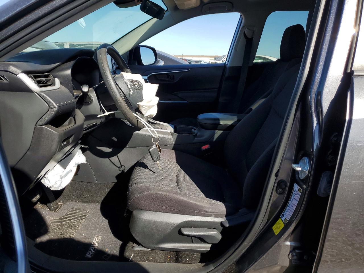 2021 TOYOTA RAV4 LE photo 7