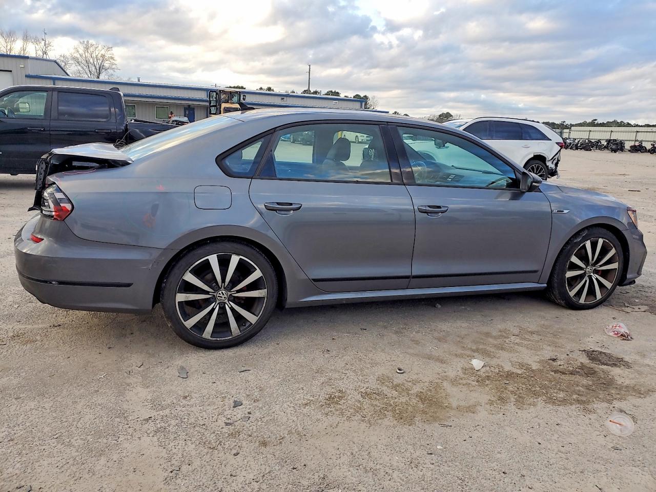 2018 VOLKSWAGEN PASSAT GT photo 3