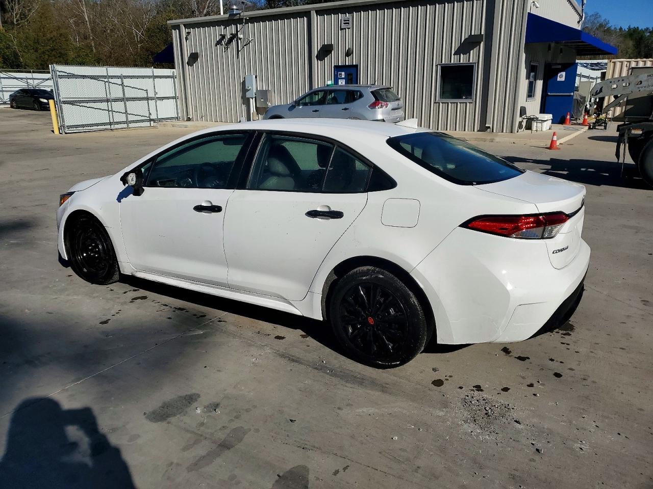 2021 TOYOTA COROLLA LE photo 3