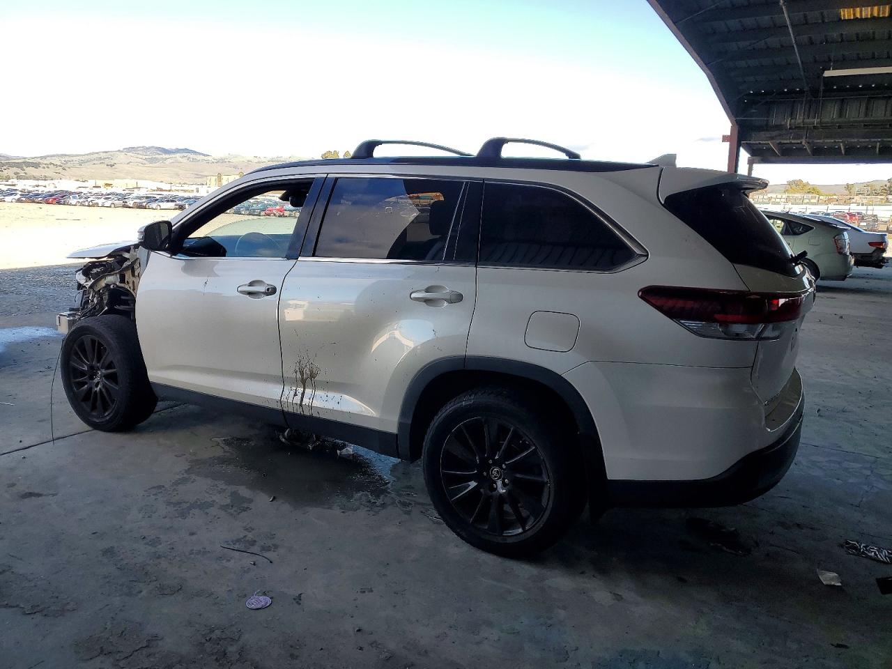 2019 TOYOTA HIGHLANDER SE photo 2