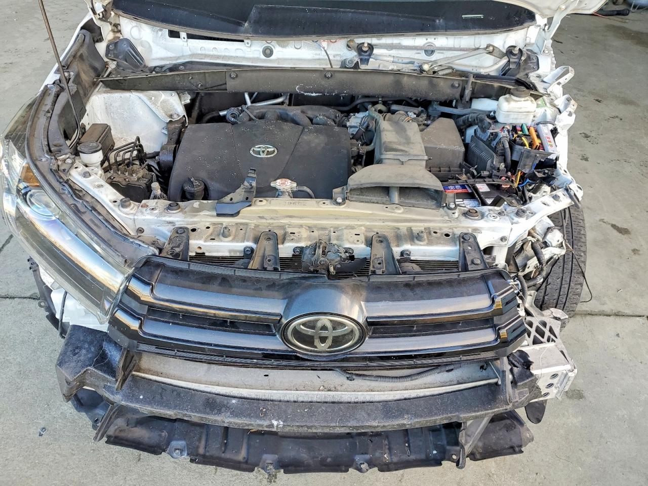 2019 TOYOTA HIGHLANDER SE photo 12