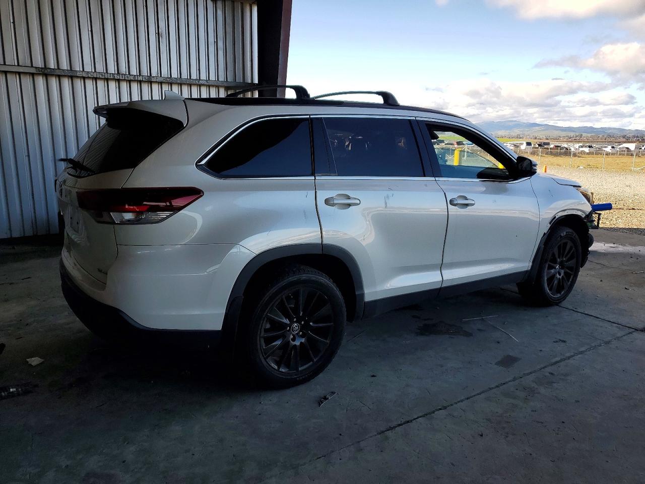 2019 TOYOTA HIGHLANDER SE photo 3