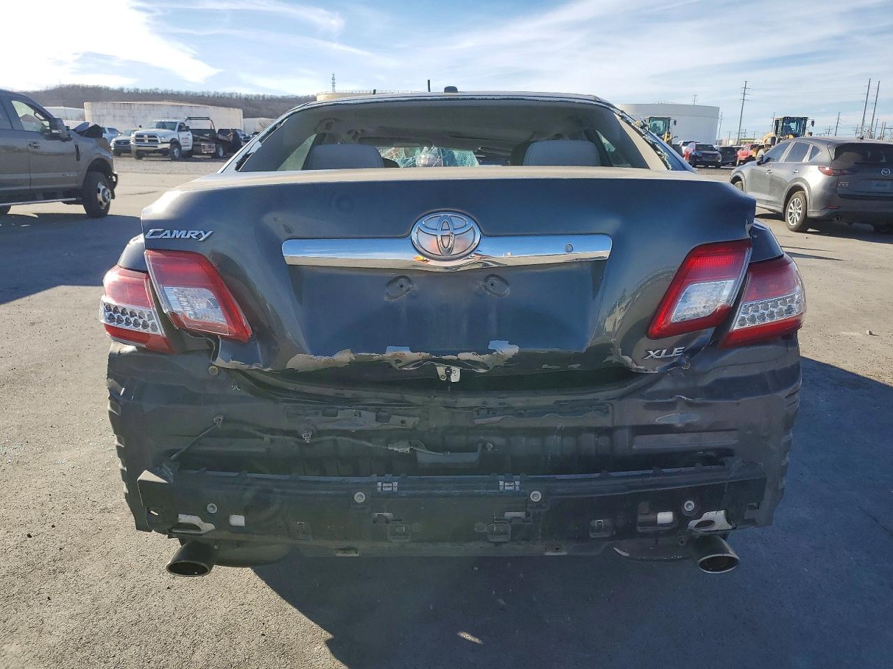2010 TOYOTA CAMRY SE photo 6