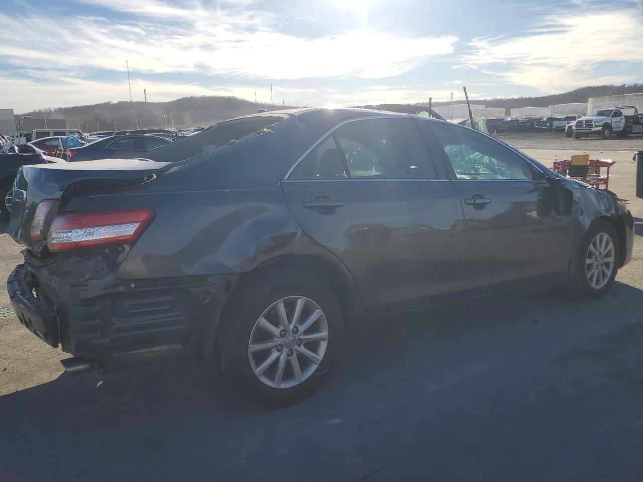 2010 TOYOTA CAMRY SE photo 3