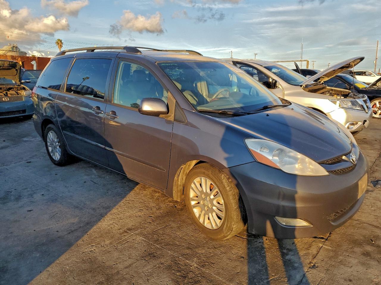 2007 TOYOTA SIENNA XLE photo 4