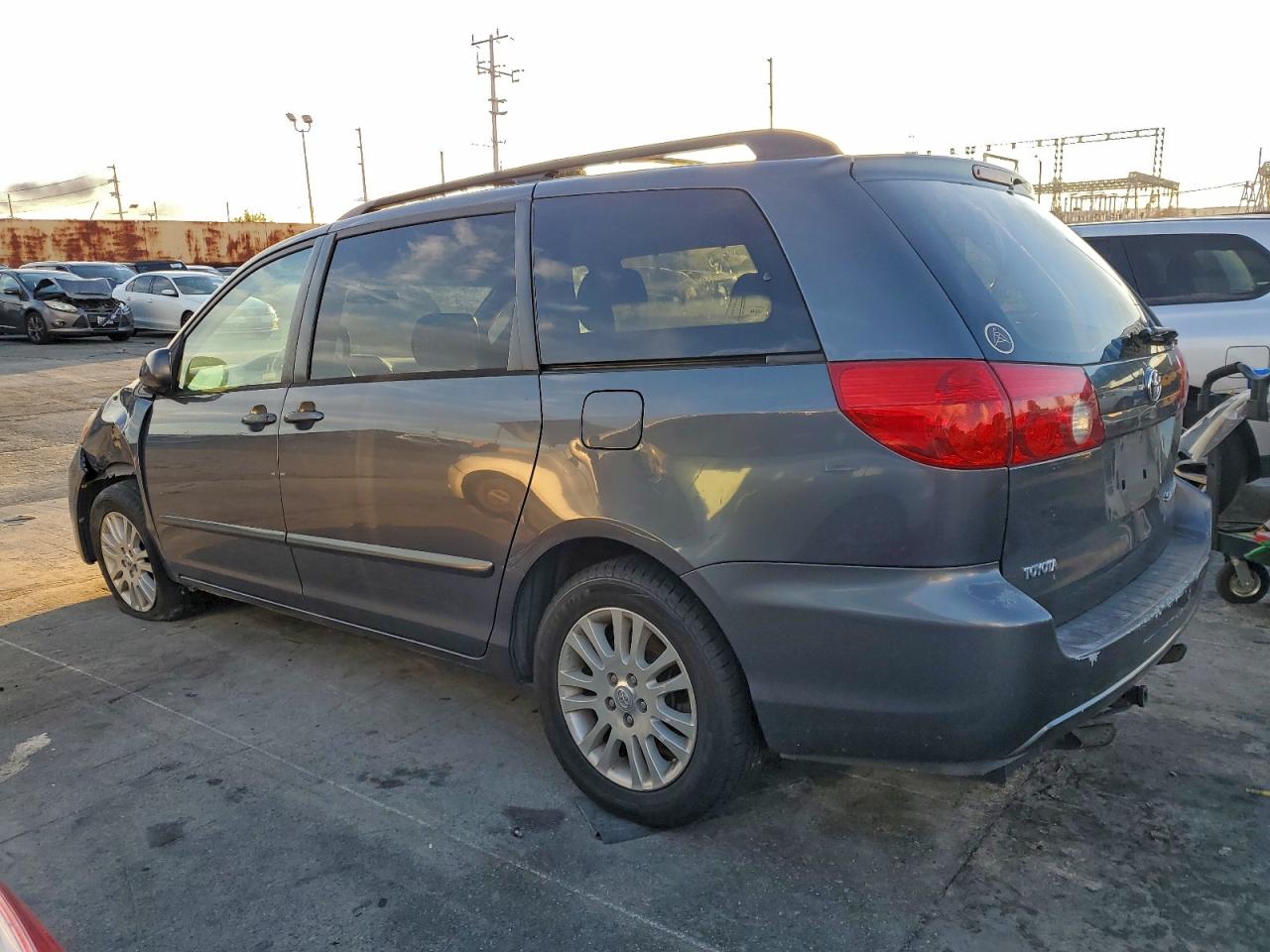2007 TOYOTA SIENNA XLE photo 2