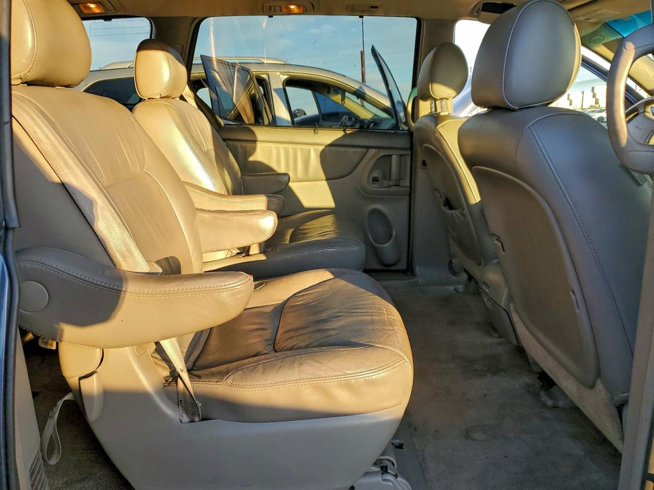 2007 TOYOTA SIENNA XLE photo 11