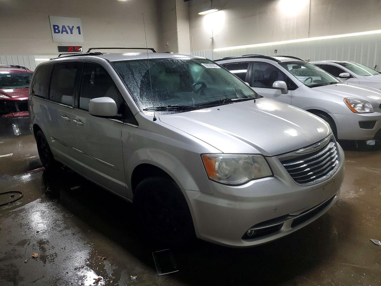 2012 CHRYSLER TOWN & COUNTRY TOURING photo 4