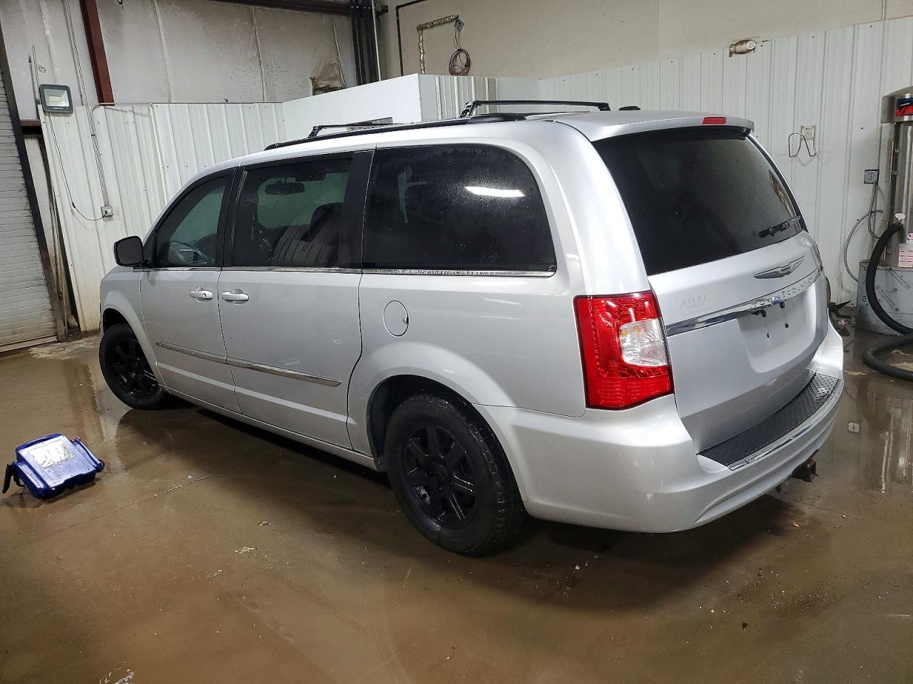 2012 CHRYSLER TOWN & COUNTRY TOURING photo 2