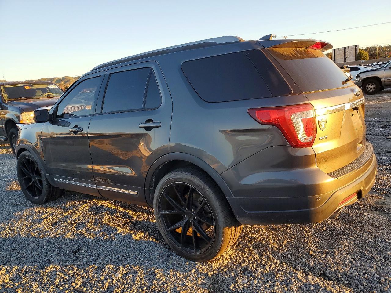 2018 FORD EXPLORER XLT photo 2