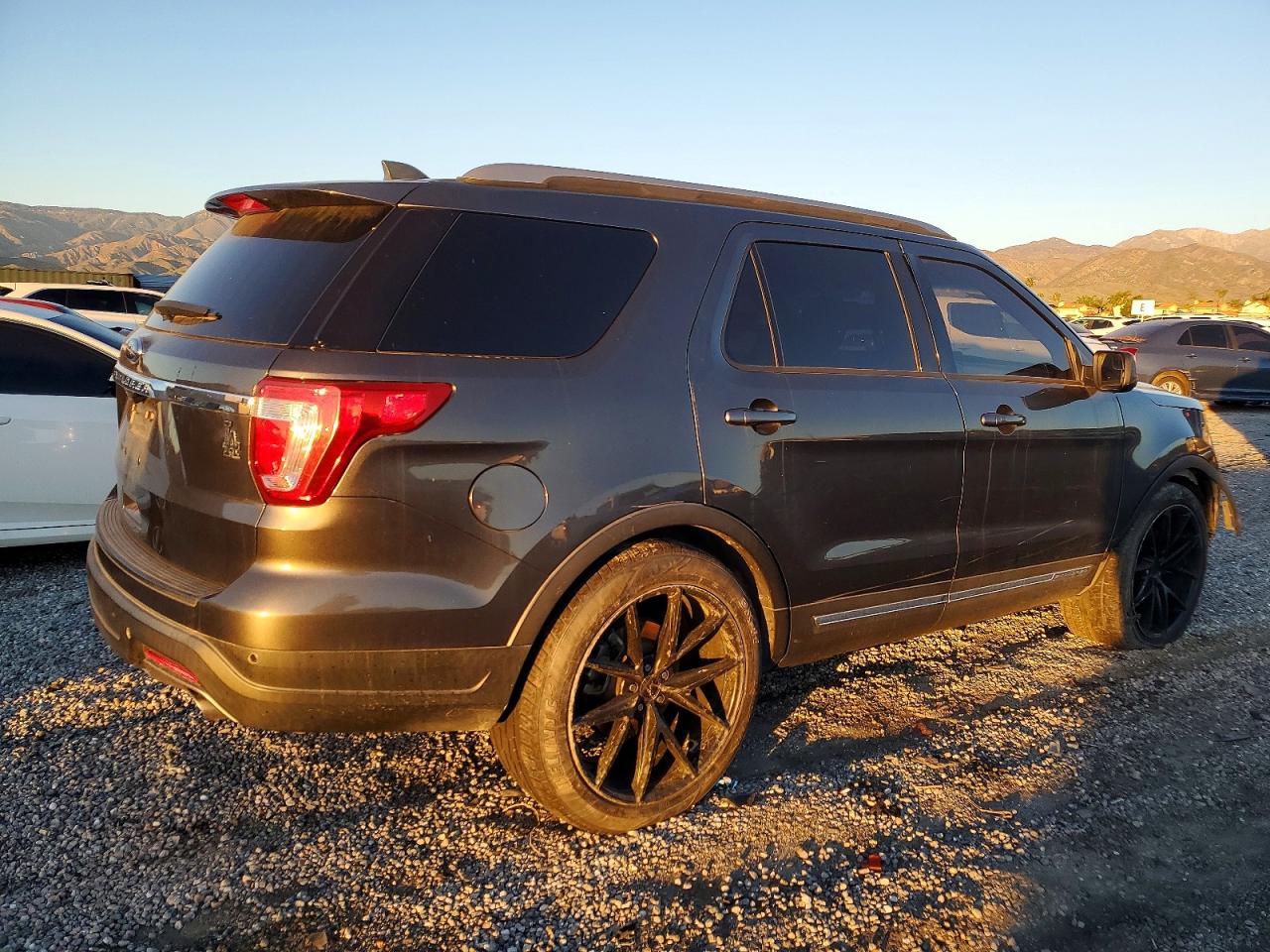 2018 FORD EXPLORER XLT photo 3