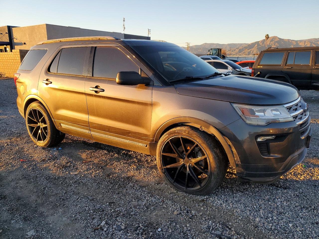 2018 FORD EXPLORER XLT photo 4