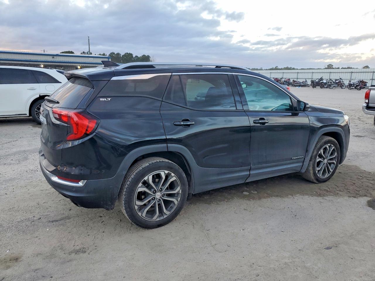 2018 GMC TERRAIN SLT photo 3