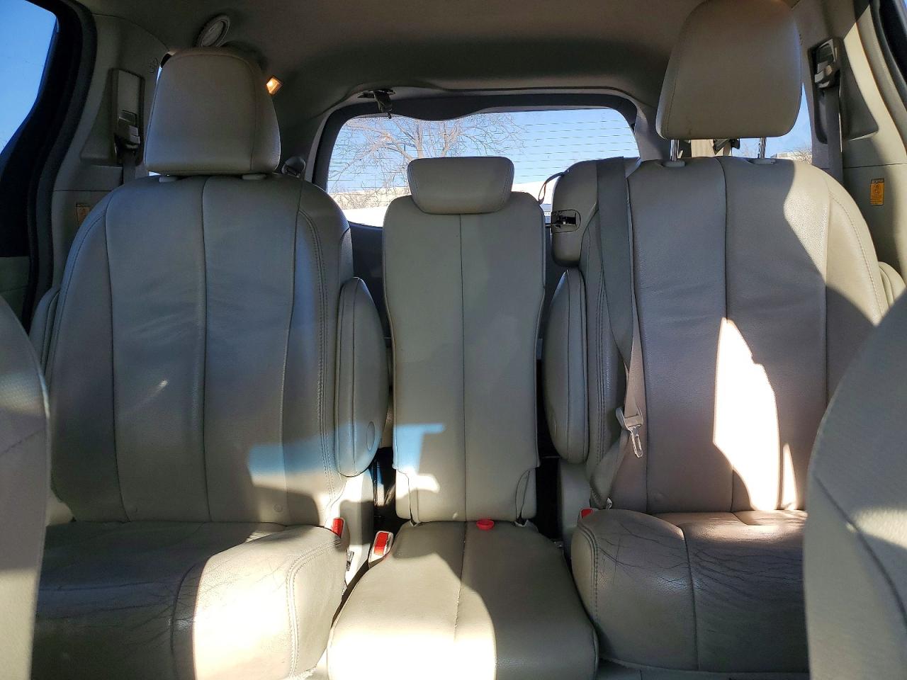 2013 TOYOTA SIENNA XLE photo 10