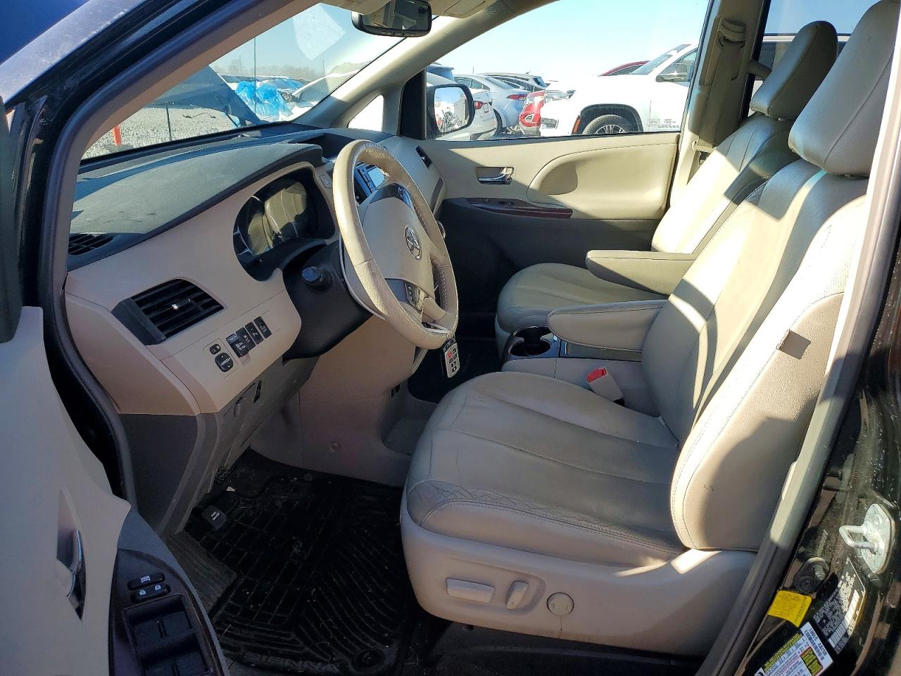 2013 TOYOTA SIENNA XLE photo 7