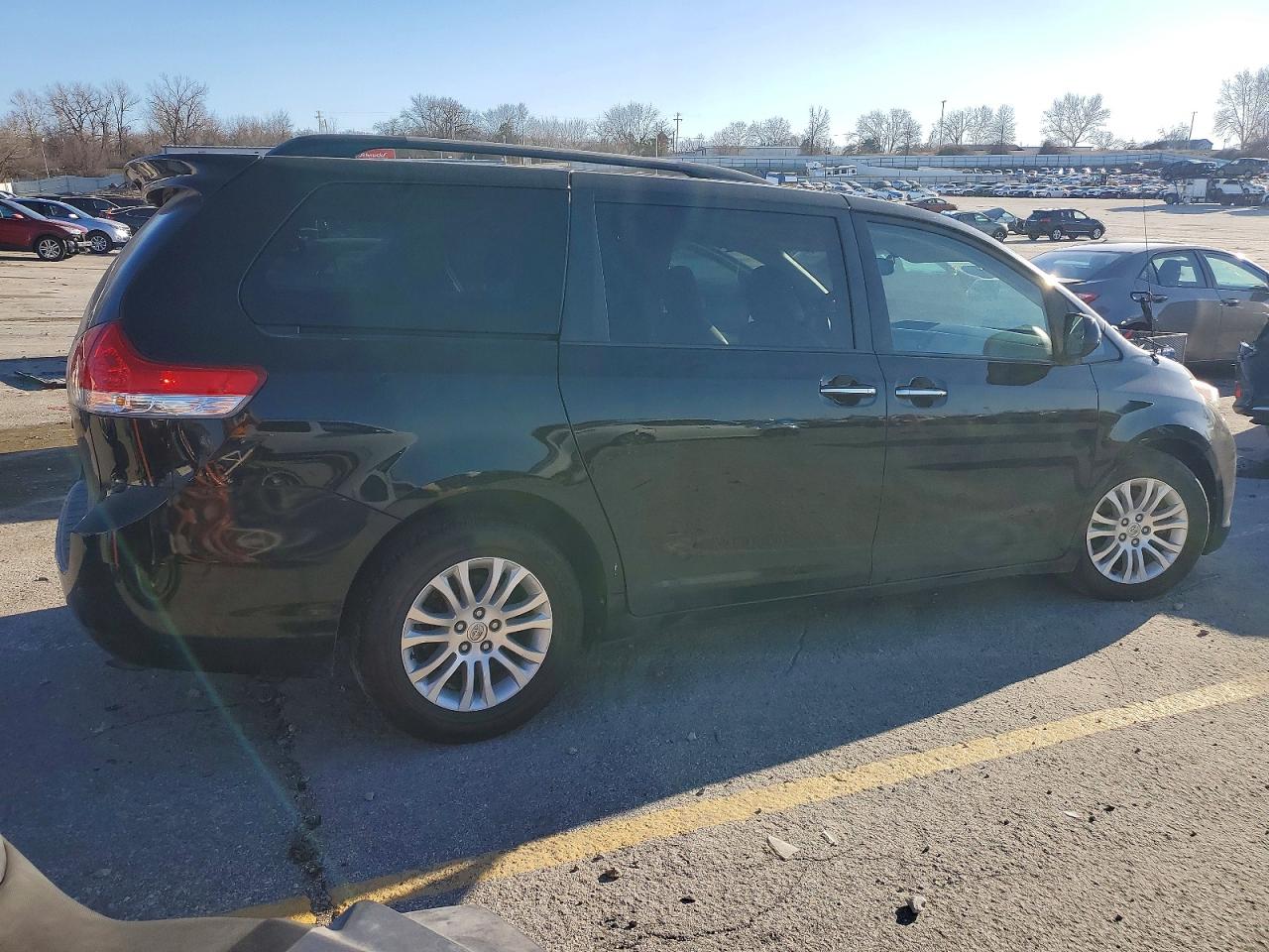 2013 TOYOTA SIENNA XLE photo 3