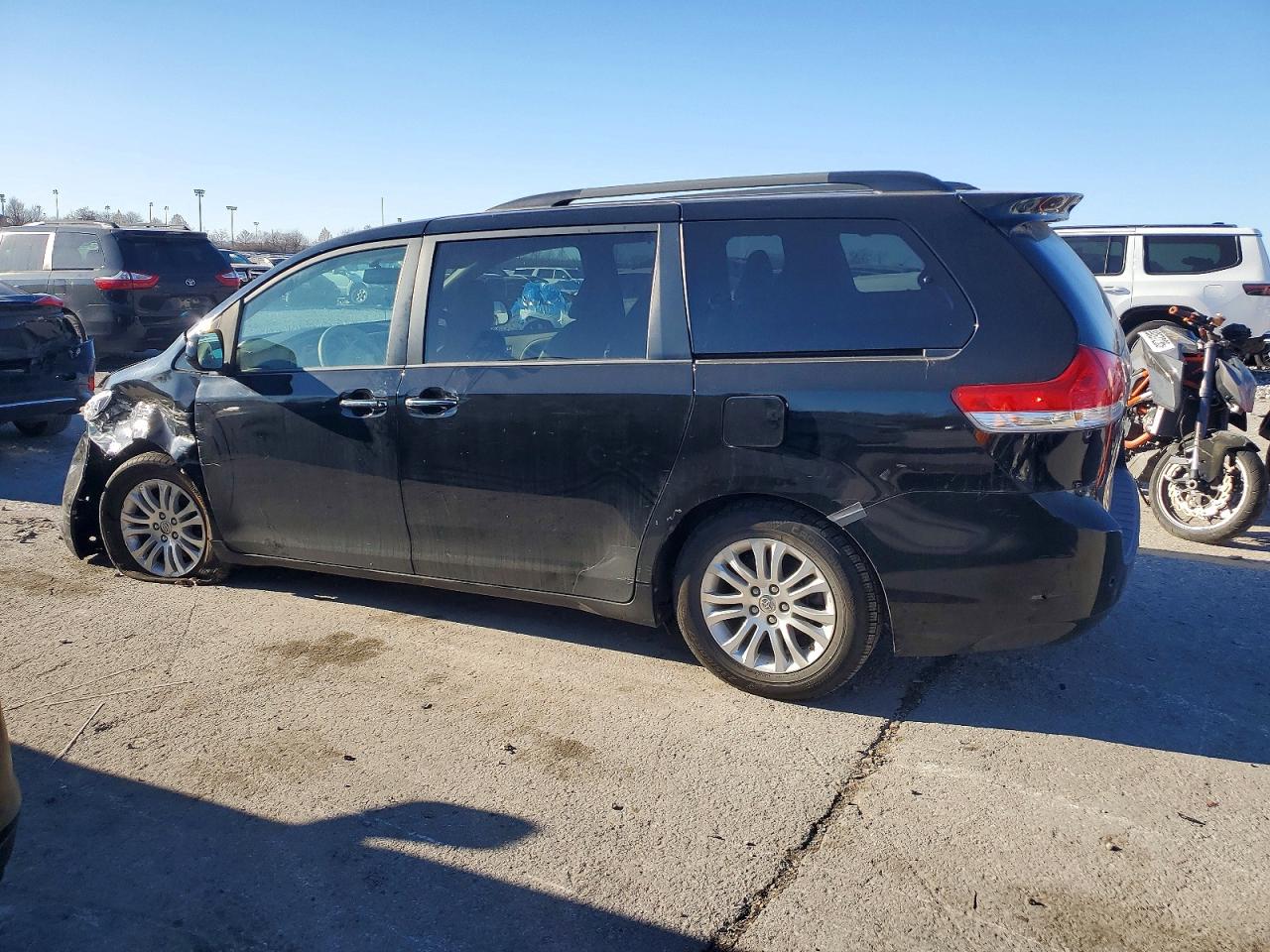 2013 TOYOTA SIENNA XLE photo 2