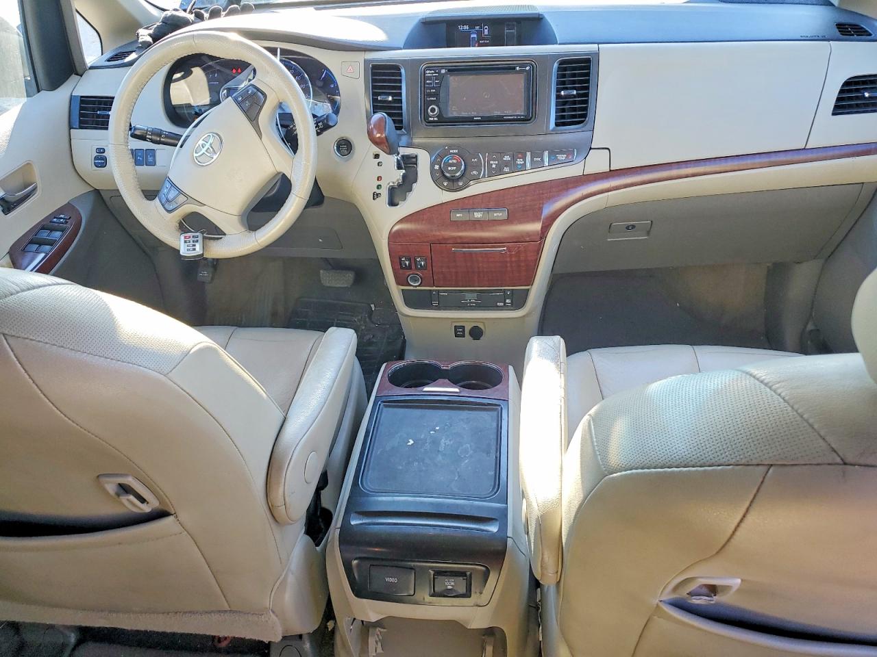 2013 TOYOTA SIENNA XLE photo 8