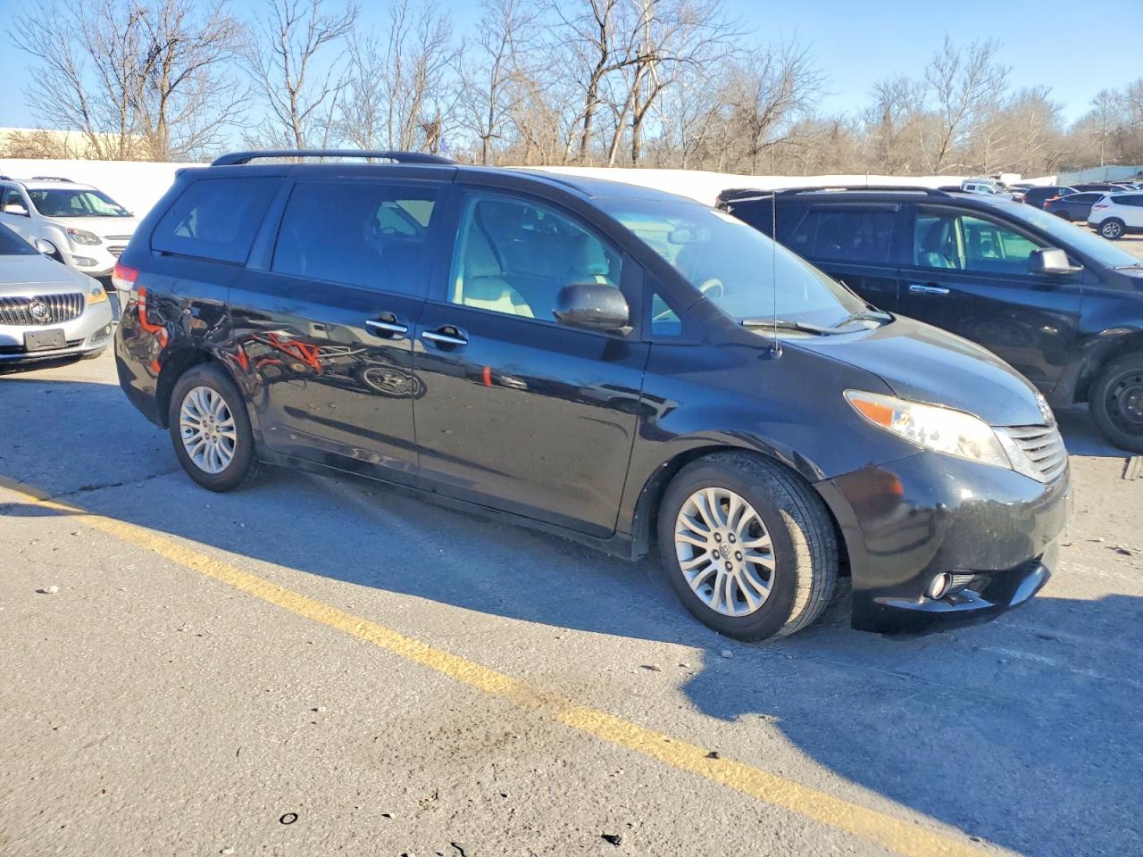 2013 TOYOTA SIENNA XLE photo 4