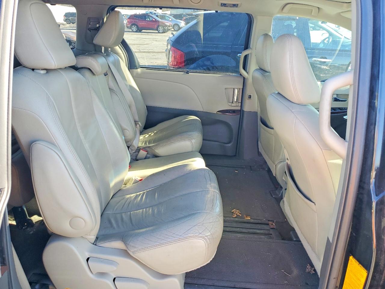 2013 TOYOTA SIENNA XLE photo 11
