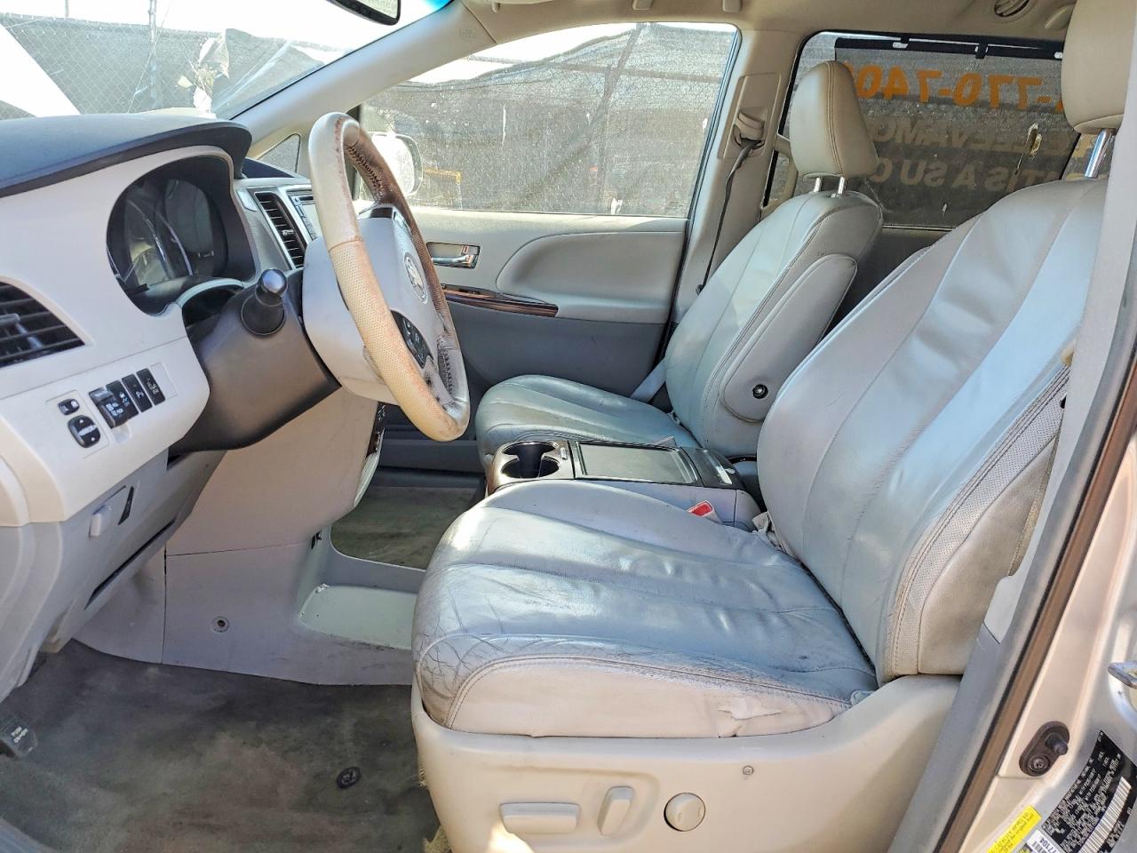2014 TOYOTA SIENNA XLE photo 7