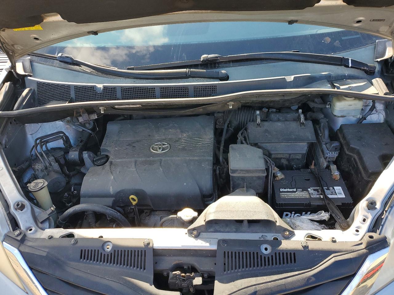 2014 TOYOTA SIENNA XLE photo 12
