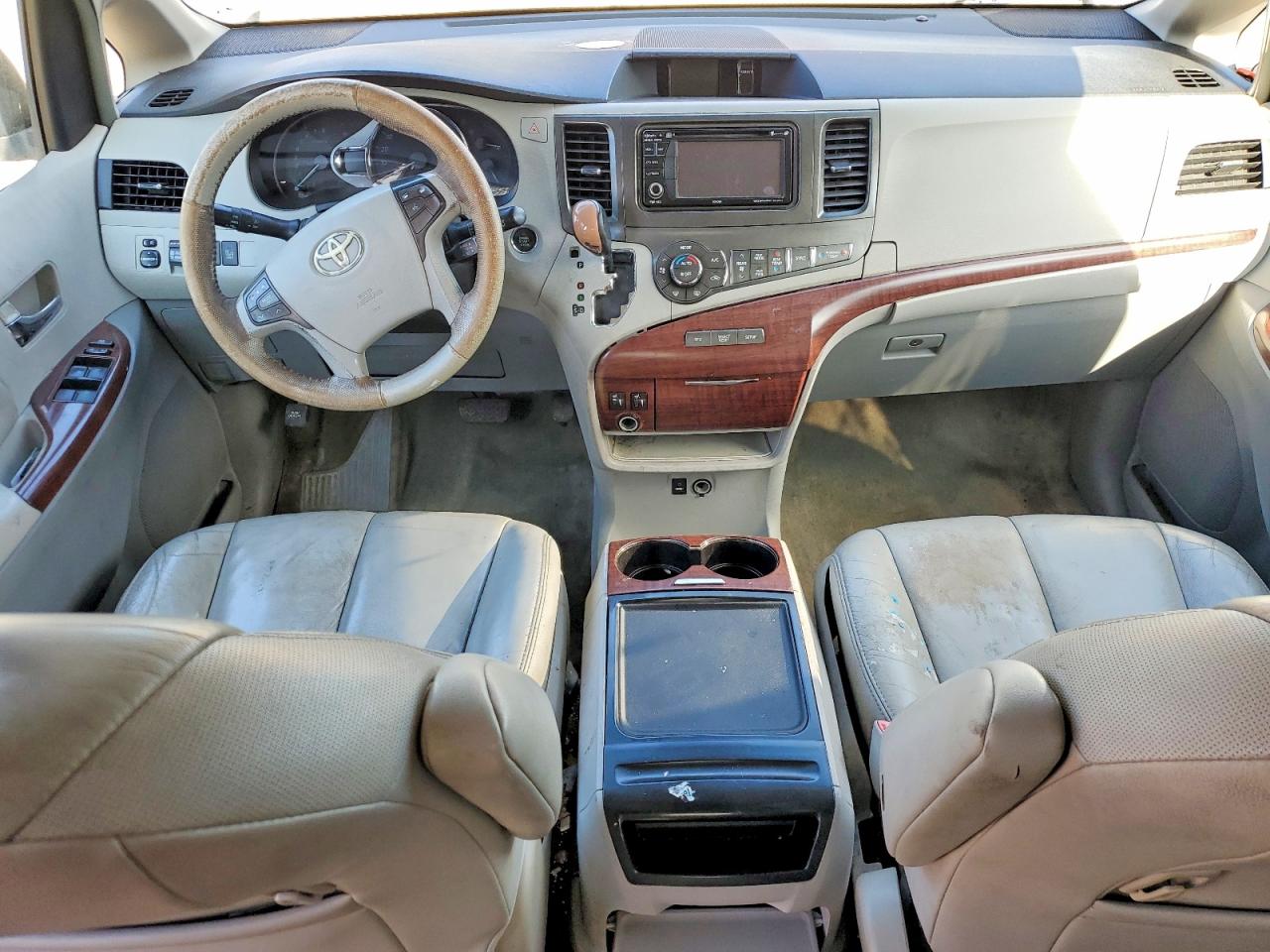 2014 TOYOTA SIENNA XLE photo 8