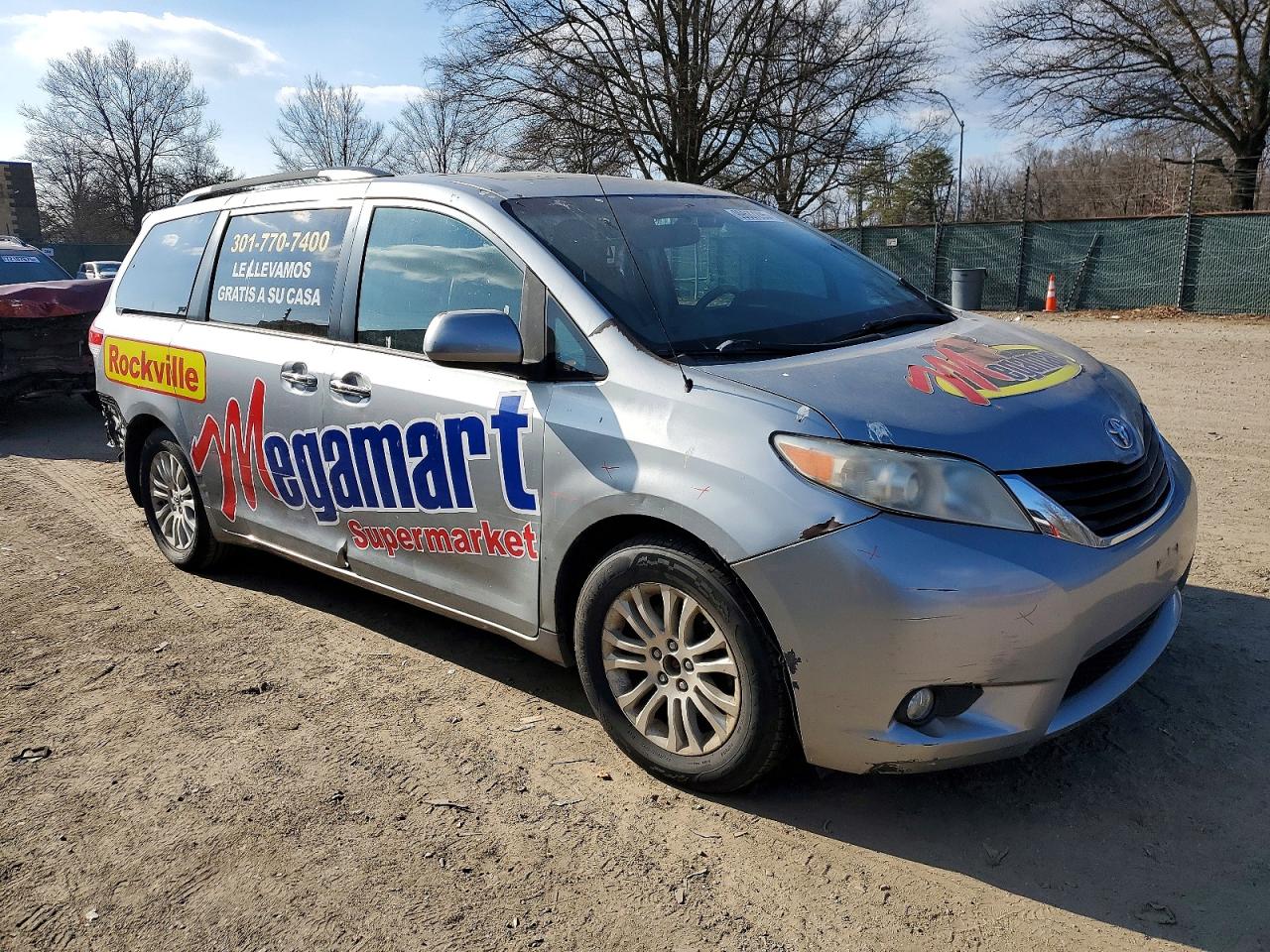 2014 TOYOTA SIENNA XLE photo 4