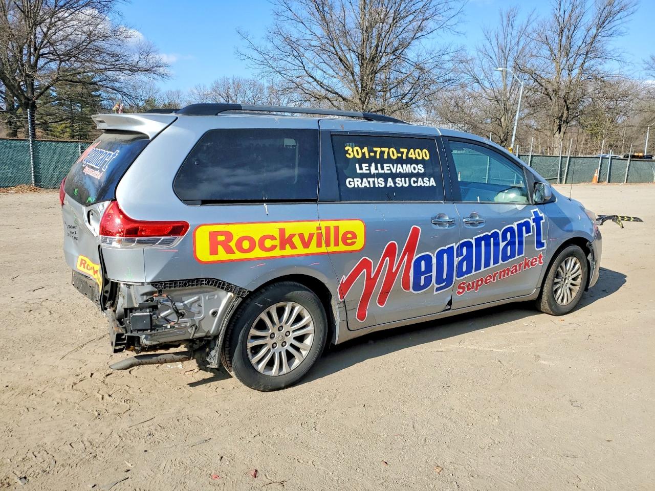 2014 TOYOTA SIENNA XLE photo 3