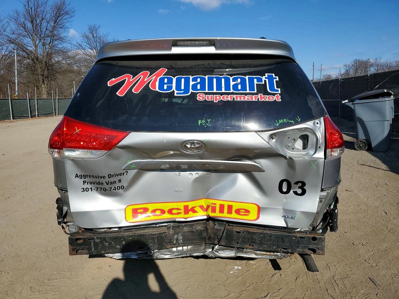 2014 TOYOTA SIENNA XLE photo 6