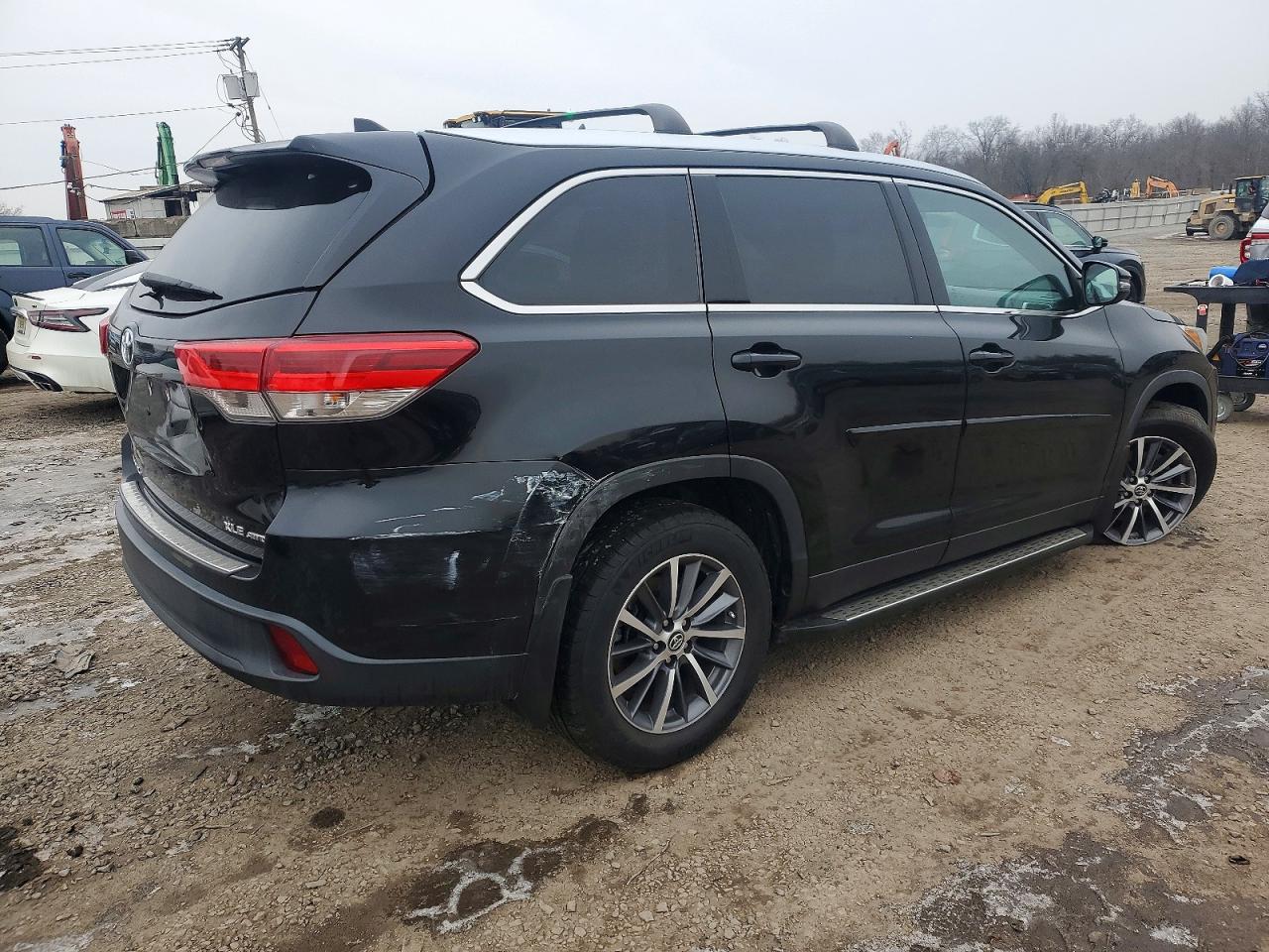 2019 TOYOTA HIGHLANDER SE photo 3