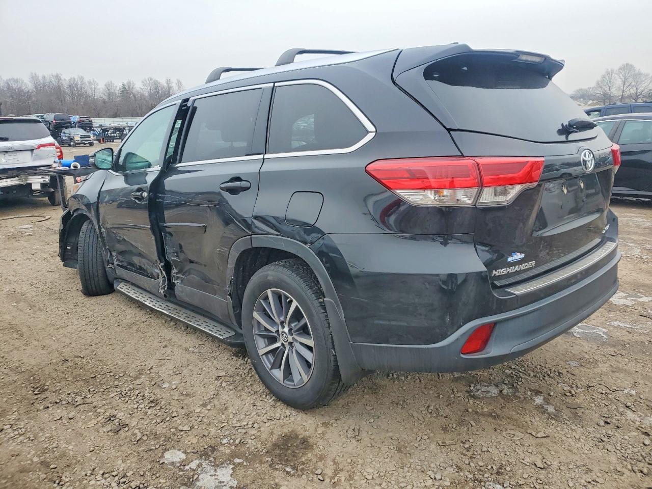 2019 TOYOTA HIGHLANDER SE photo 2