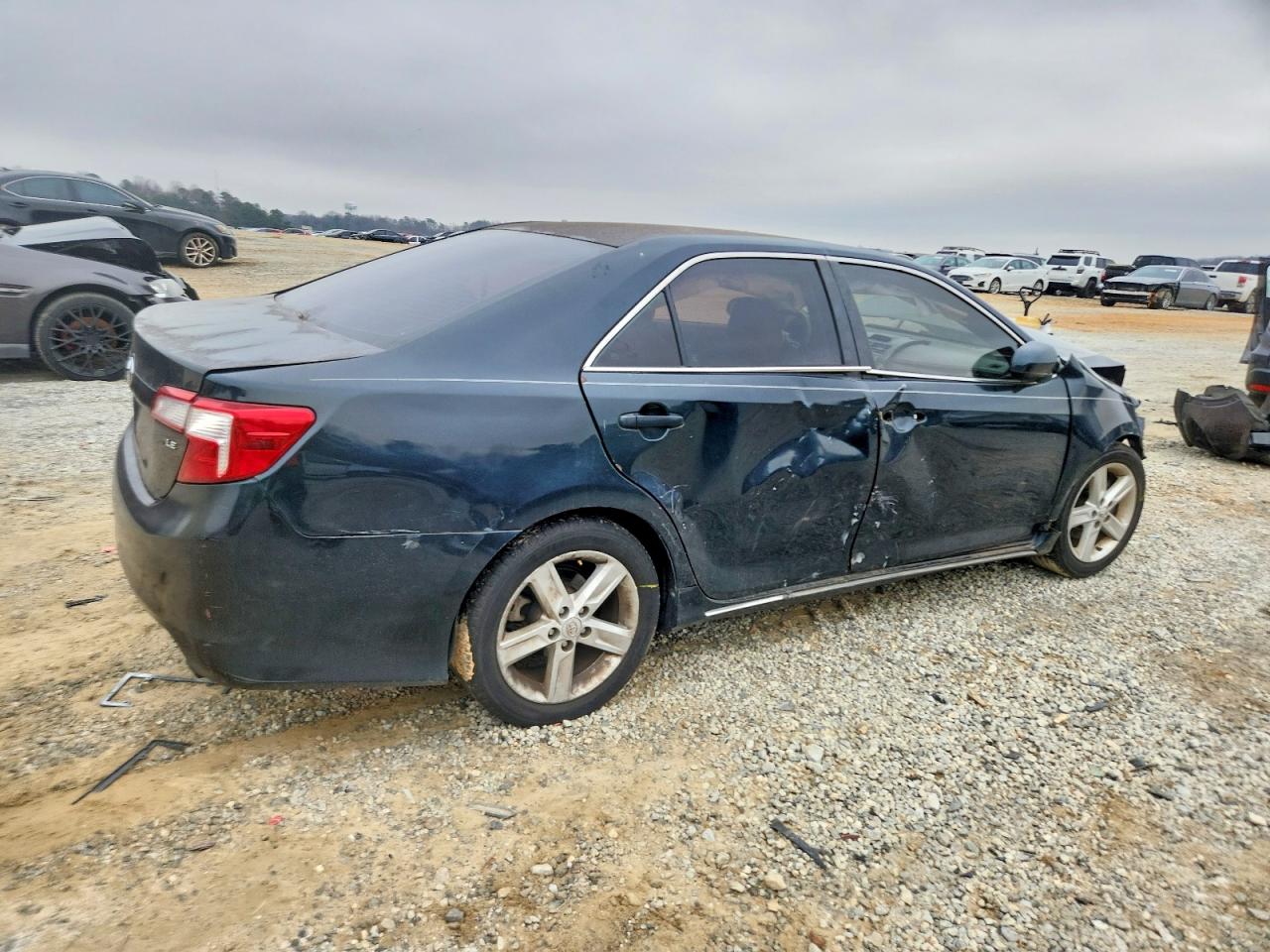 2014 TOYOTA CAMRY L photo 3