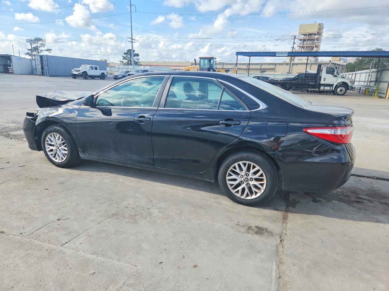 2016 TOYOTA CAMRY LE photo 2
