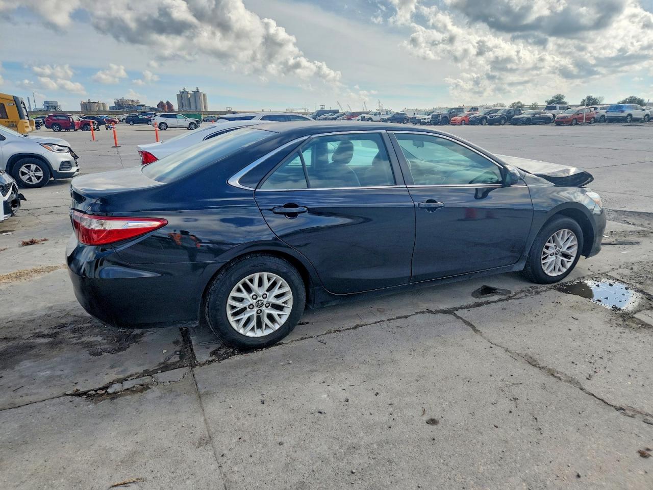 2016 TOYOTA CAMRY LE photo 3