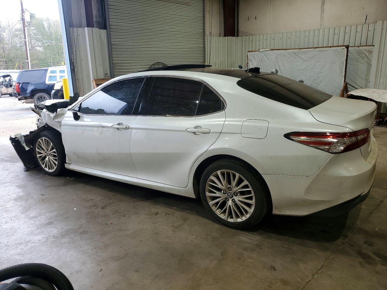 2020 TOYOTA CAMRY XLE photo 2