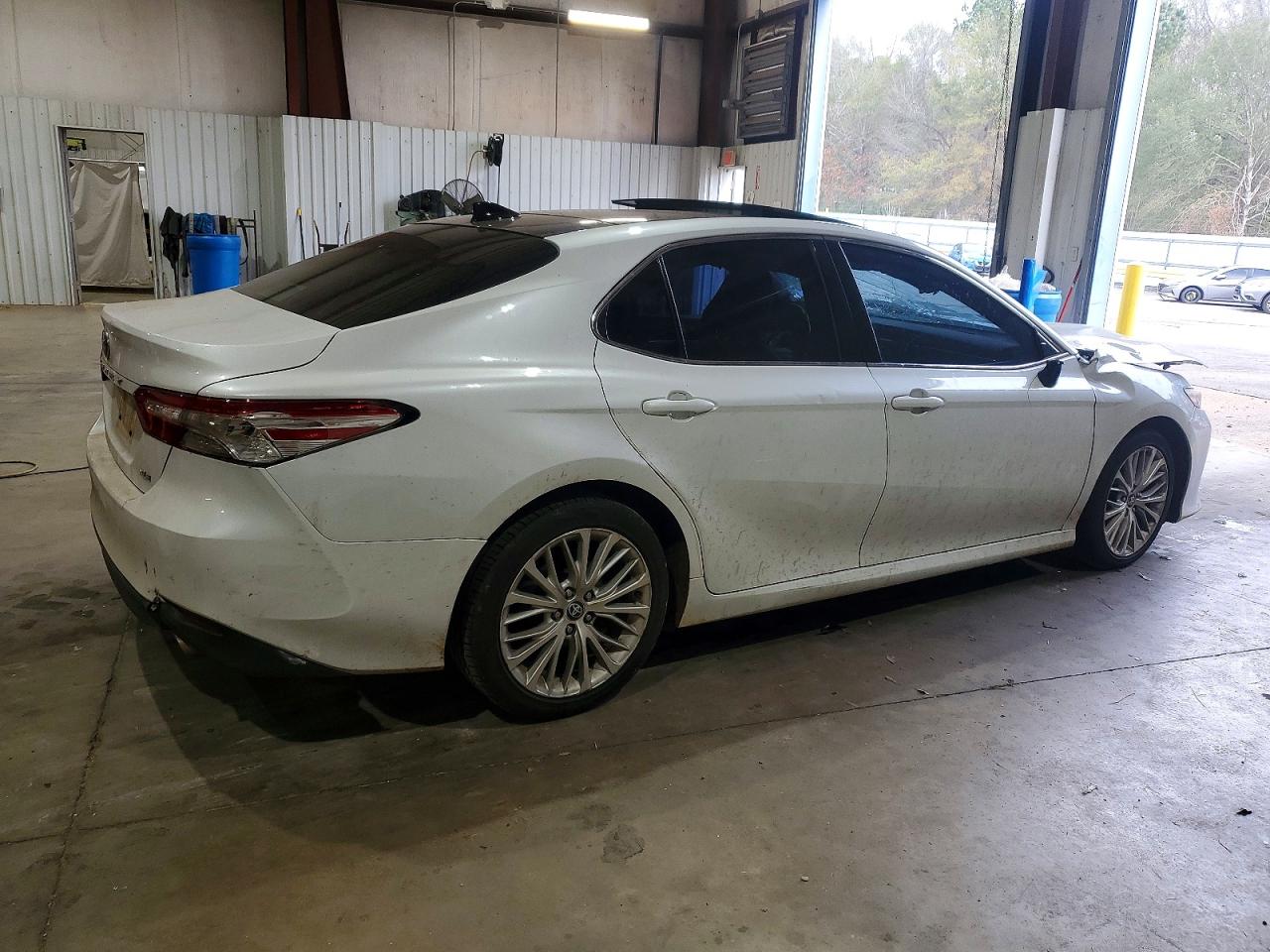 2020 TOYOTA CAMRY XLE photo 3