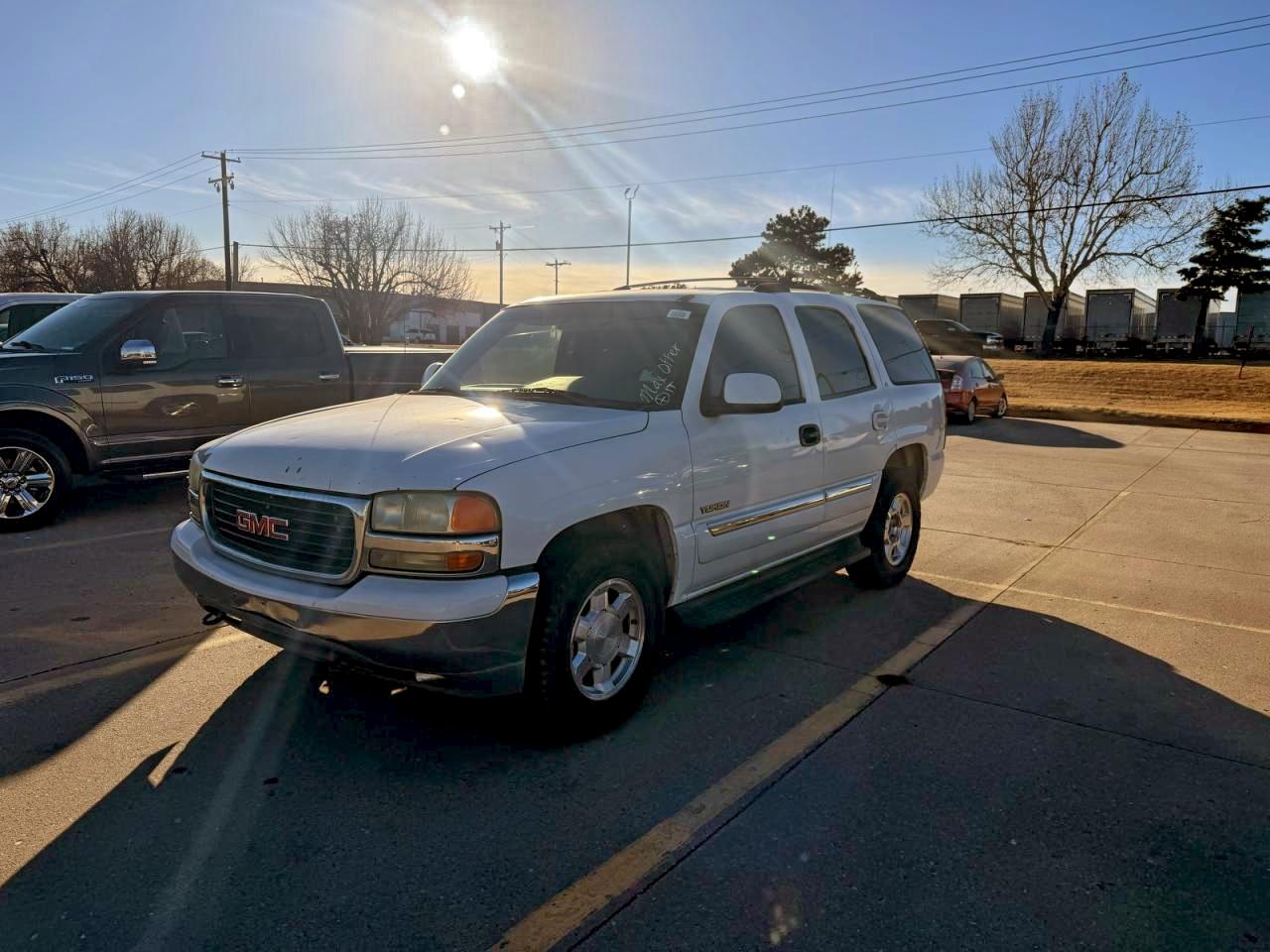 2004 GMC YUKON photo 2
