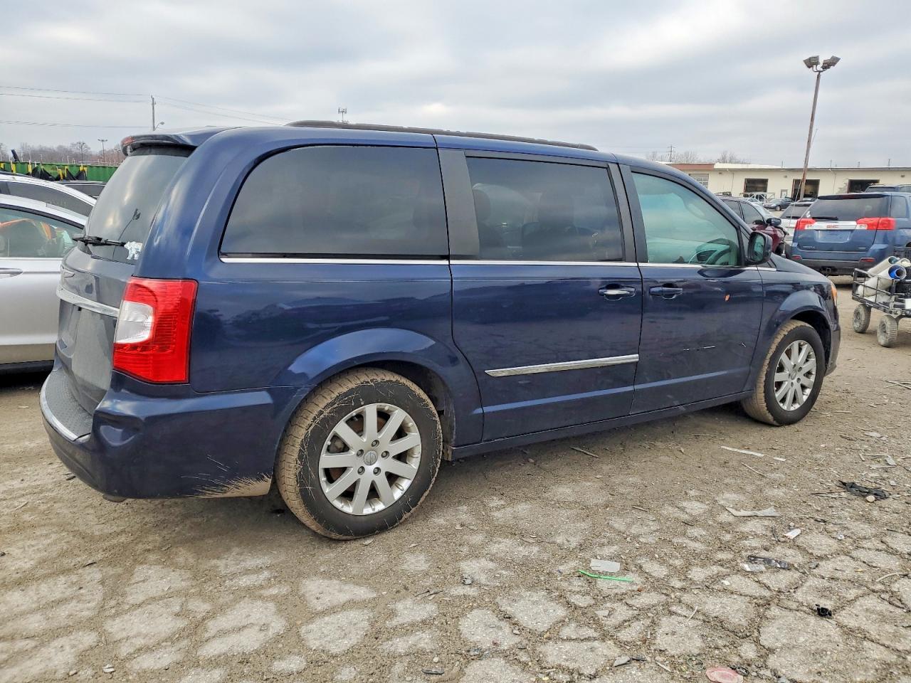 2015 CHRYSLER TOWN & COUNTRY TOURING photo 3