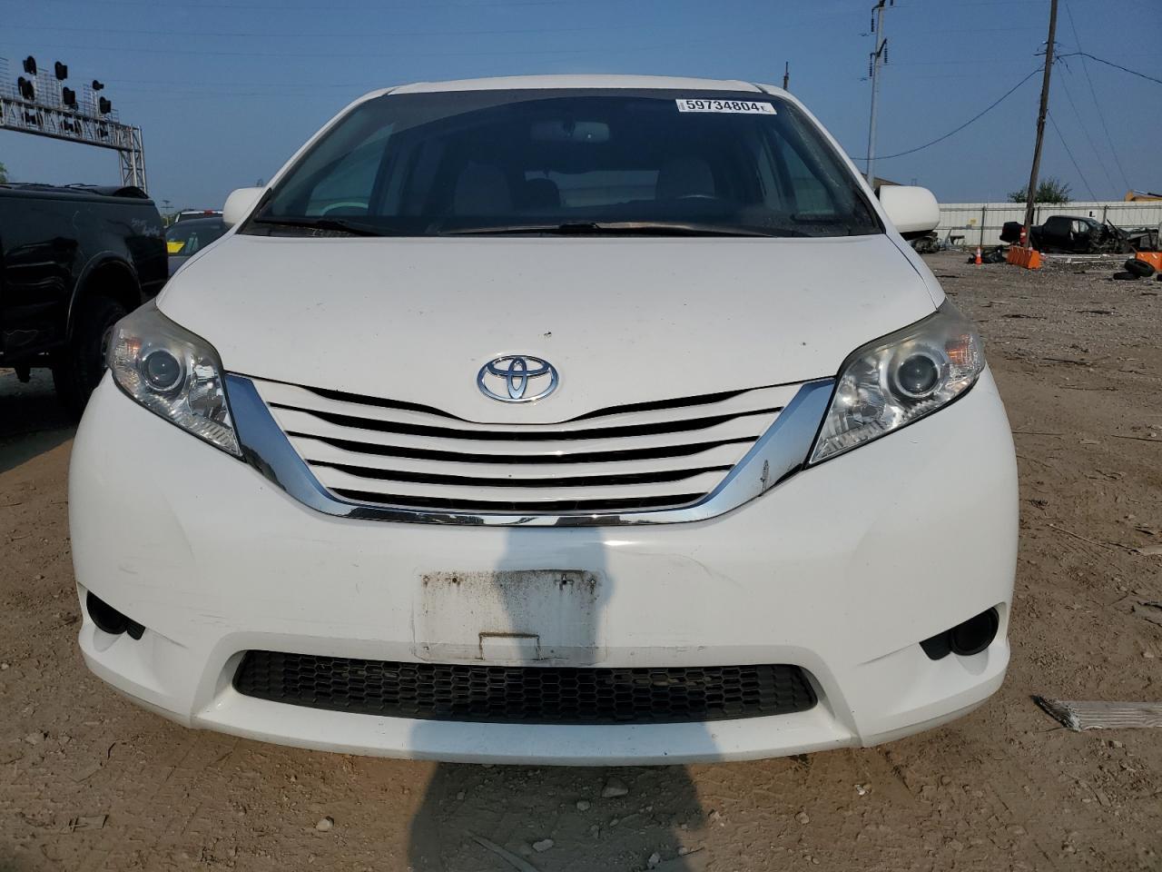 2017 TOYOTA SIENNA LE photo 5