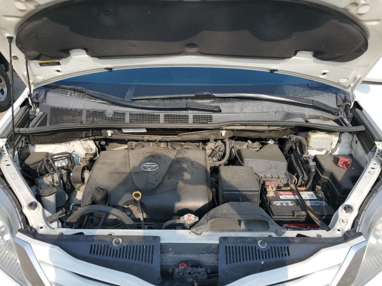 2017 TOYOTA SIENNA LE photo 12
