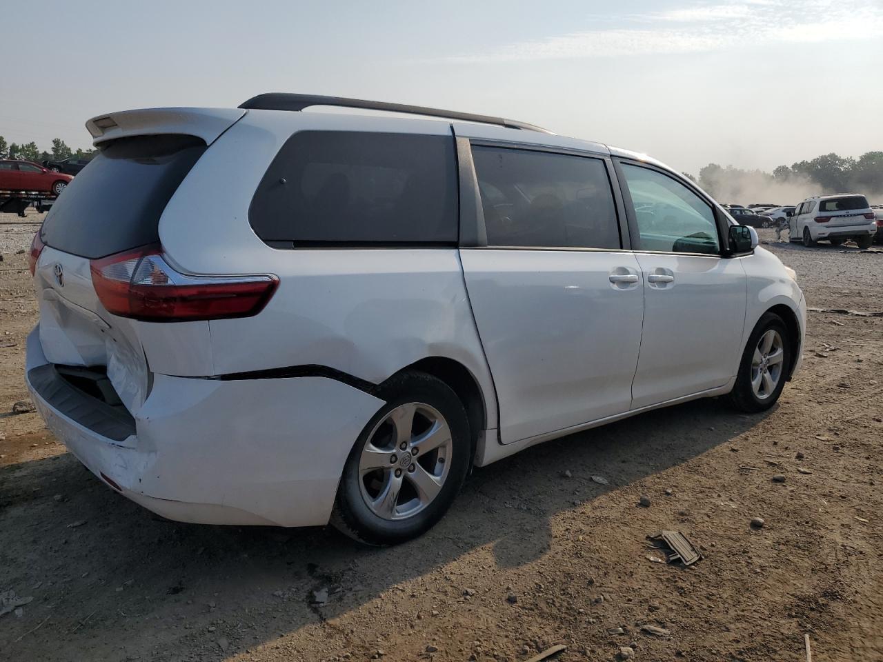 2017 TOYOTA SIENNA LE photo 3